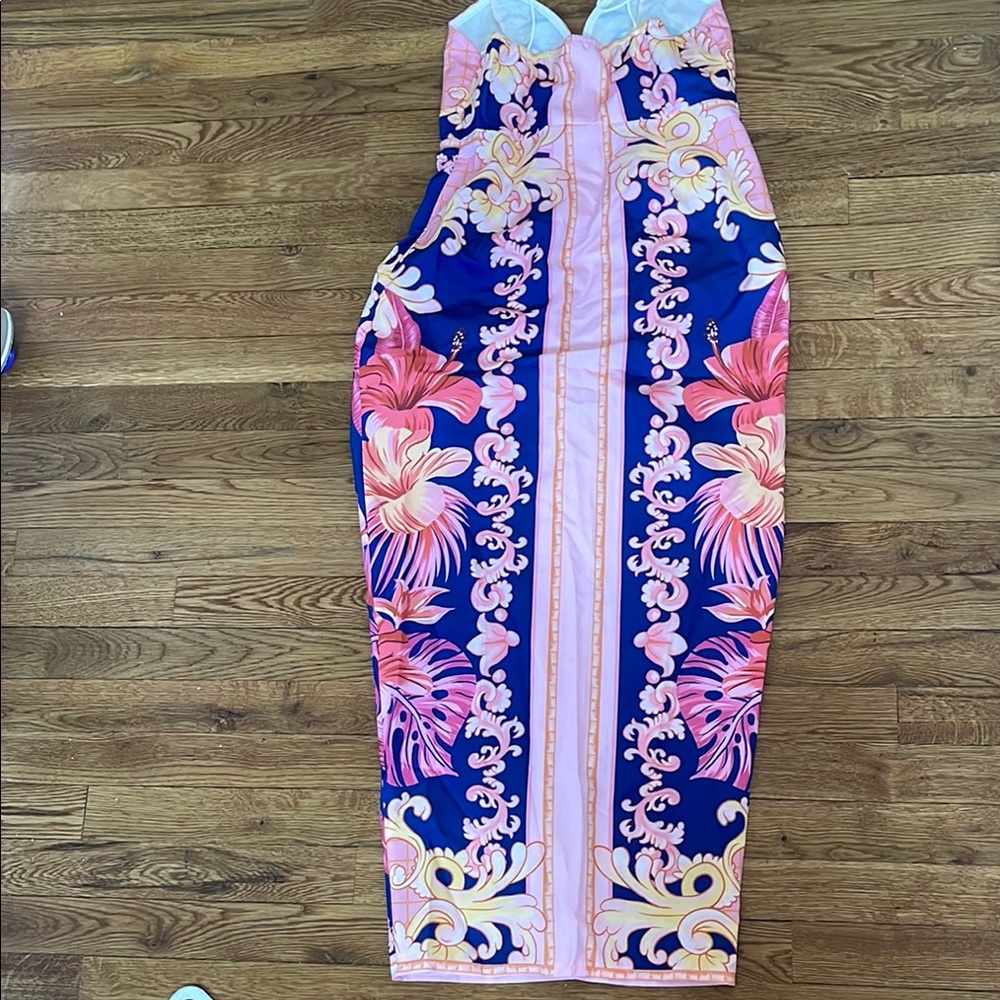 Beautiful pattern dress - Picture 3 of 5